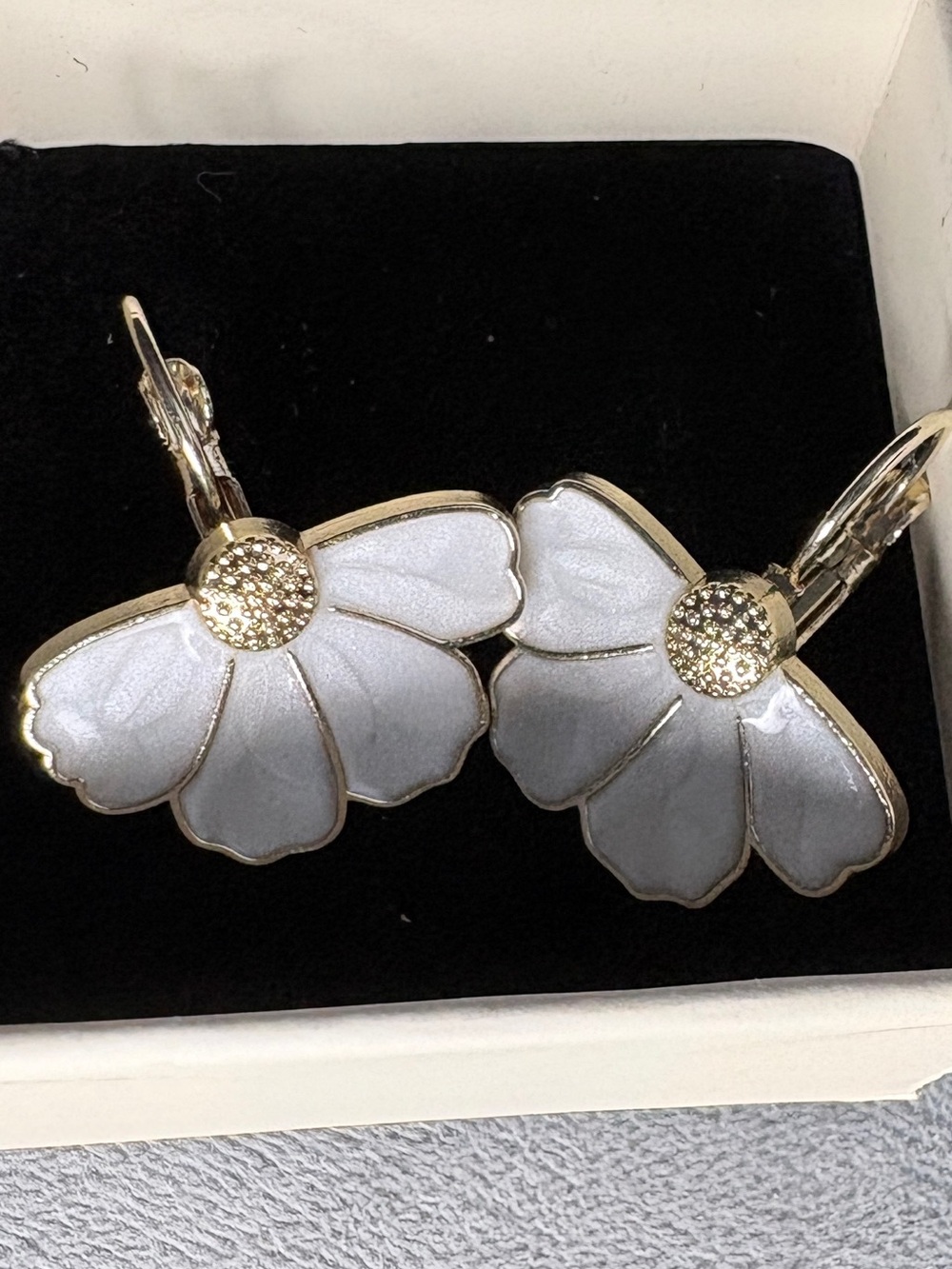 Fashion Vintage Gold White Flower Drop Earrings - Picture 4 of 4
